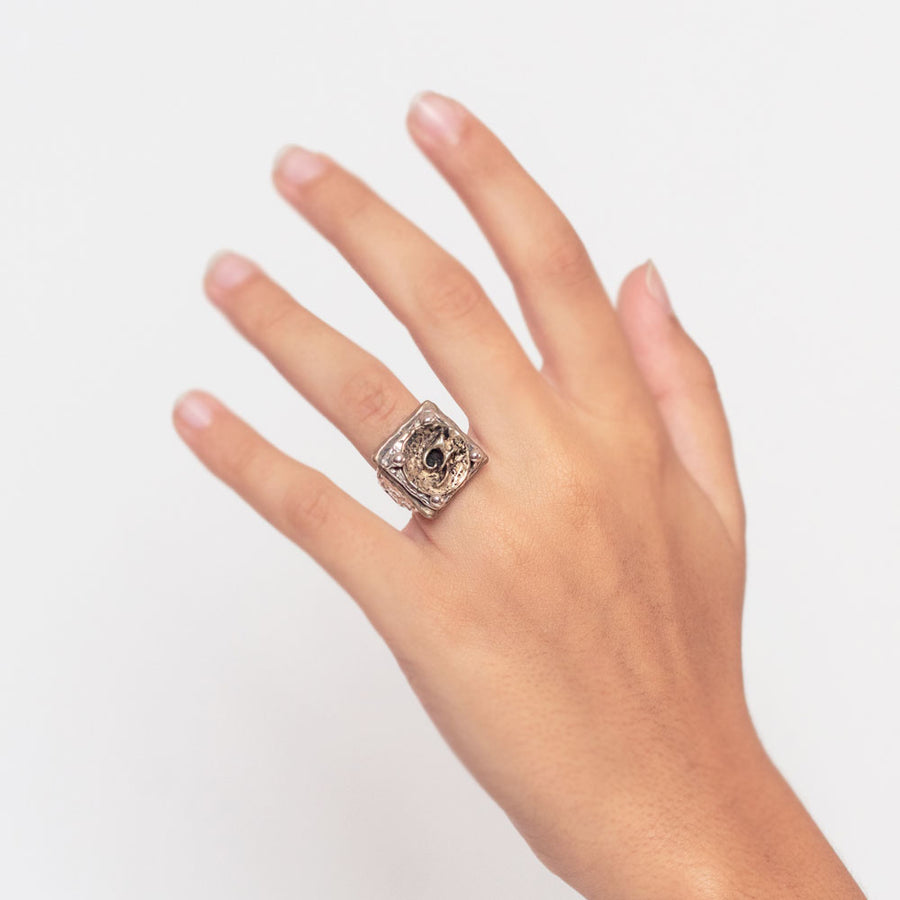 Anello unisex sigillo lettering argento 925 e bronzo - AR136b